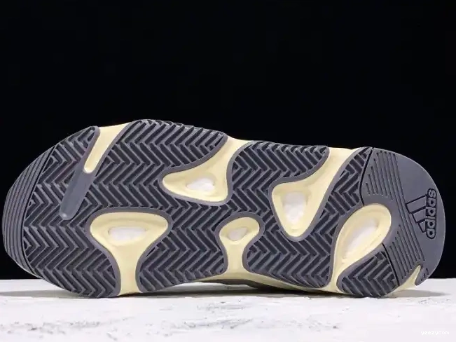 Yeezy Adidas Boost Analog EG7596 700 0605